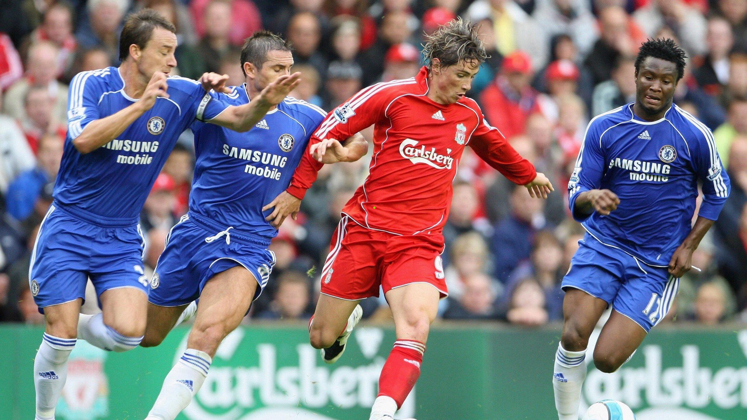 英超巅峰对决，姆伯莫闪击马圭尔头槌制胜，曼联2-1送利物浦四连败